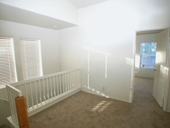 Building Photo - WOW! 2 bedroom, 2 bath Townhome in Capri!