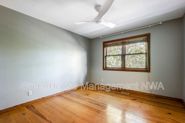 Building Photo - 8984 Falls Hollow Rd