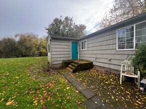 Building Photo - Luradel Duplex