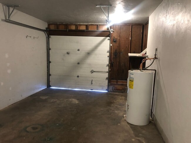 Building Photo - Freshly updated 2 bedroom 1 bathroom duplex with garage!