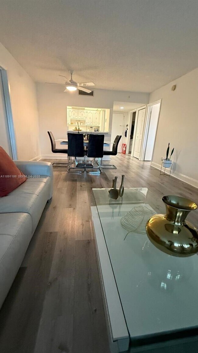 Building Photo - 140 Lakeview Dr