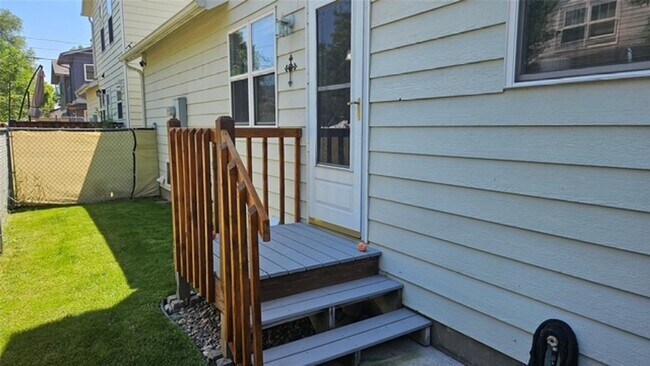 Building Photo - Recently Updated 3 BR/ 1.5 BA in Central M...