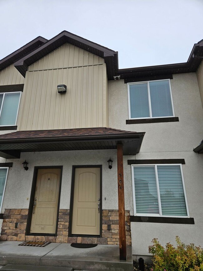 Building Photo - 2 bed, 2.5 bath townhome in Lincoln Park