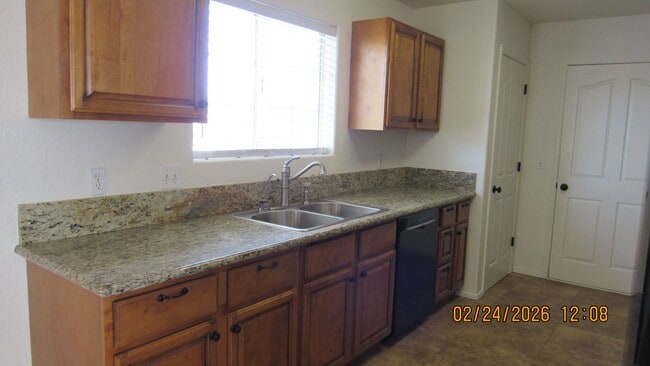 Building Photo - 3 Bedroom 2 bathroom 2 car garage