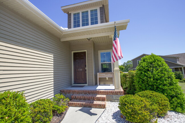 Building Photo - Charming End-Unit Townhome in Southern Pines