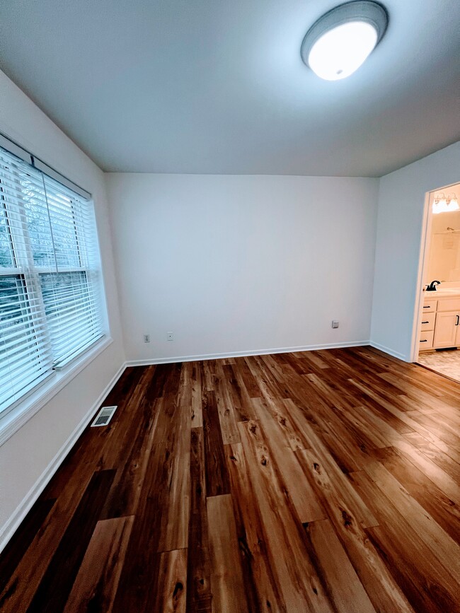 Master bedroom - 2109 Albemarle Ct N