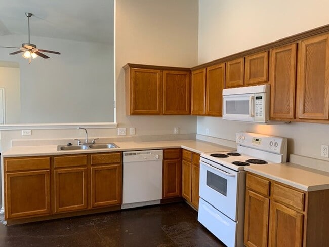 Building Photo - Townhome for rent
