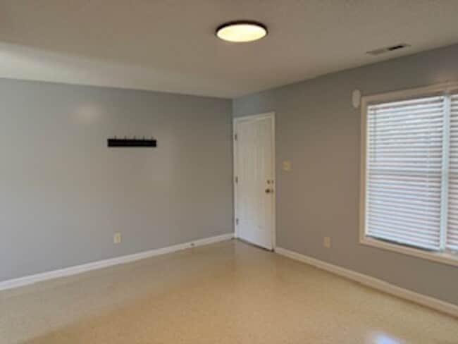 Building Photo - 245 Lakewood Dr