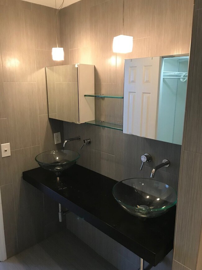 Building Photo - 3 bedroom townhome across from Panthers St...