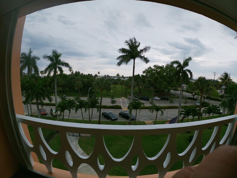 Building Photo - 15 S Golfview Rd