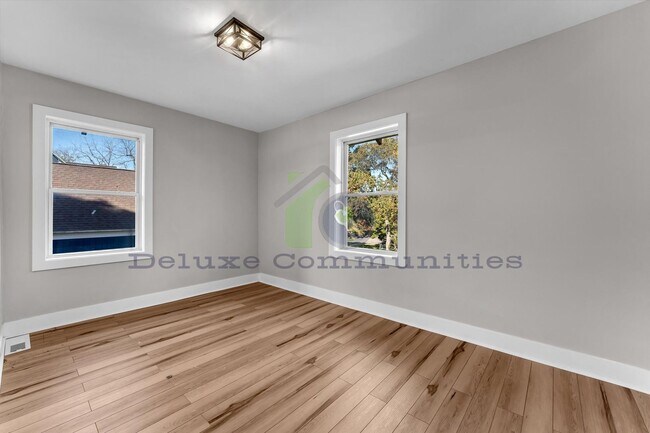 Building Photo - 724-724 Adams St SE