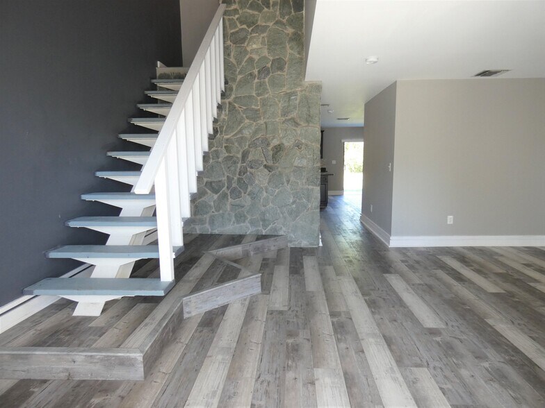 Building Photo - 14212 NE 4th Ave