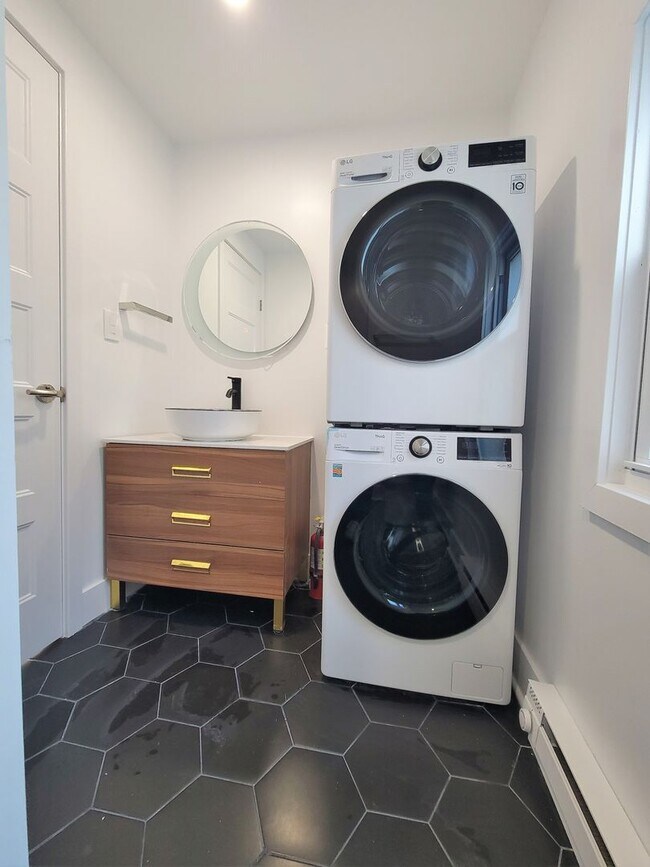 Building Photo - Beautiful fully renovated  2 bedroom available in Fairmount area!