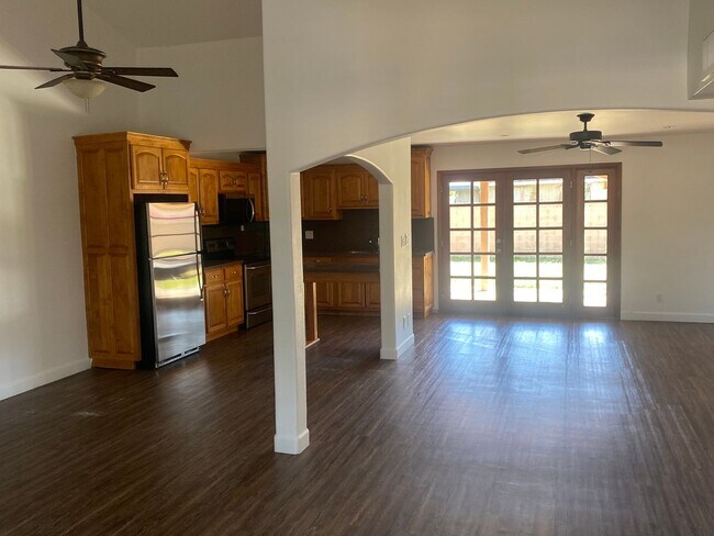 Building Photo - Nicely updated 3/2 SFH in Glendale w no HOA