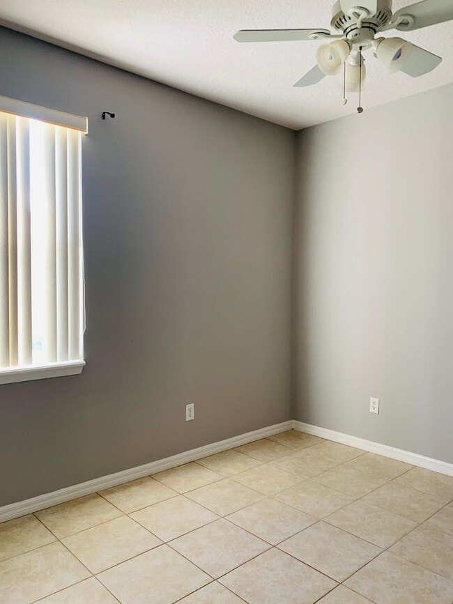 Building Photo - Beautiful 4 bed 3 bath plus Office and Pri...