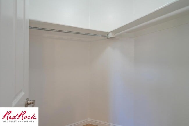 Building Photo - 4 Bedroom in Amber Estates - Newer LVP Flooring throughout home!