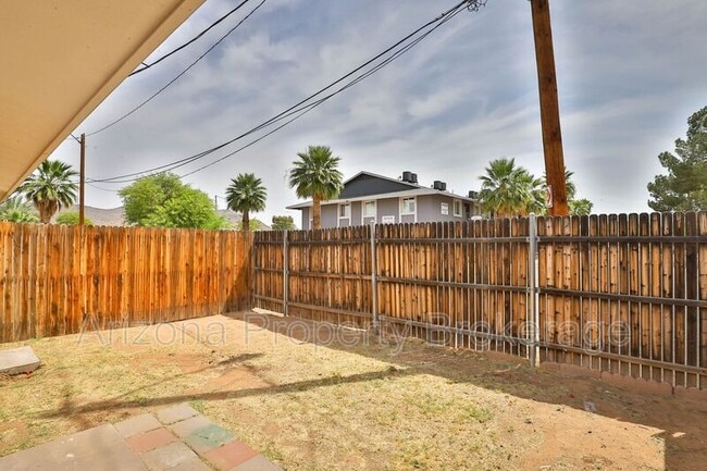 Building Photo - 1702 W Vogel Ave