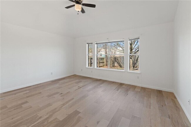 Building Photo - 2906 Greenlawn St