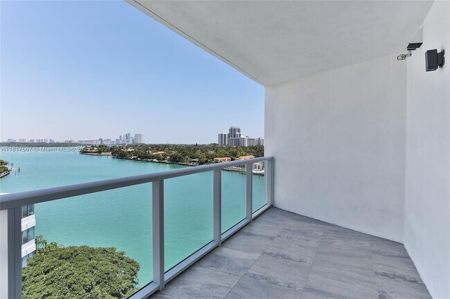 Building Photo - 9821 E Bay Harbor Dr