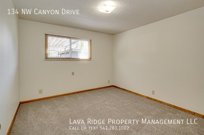 Building Photo - 134 NW Canyon Dr