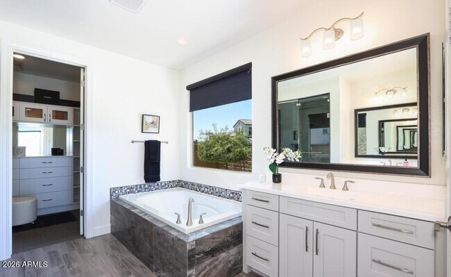 Building Photo - 948 W Yosemite Dr