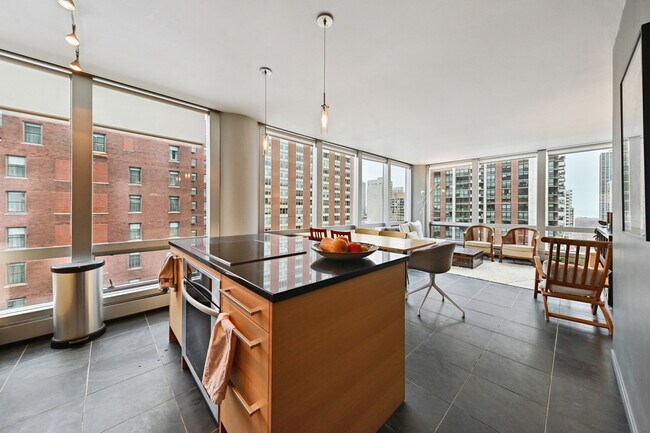 Building Photo - 1300 N Astor St