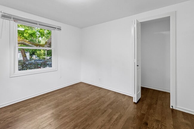 Building Photo - Updated 2BR Wedgwood Home w/ Utility Packa...