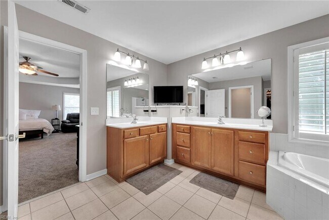 Building Photo - 101 Yacht Ct
