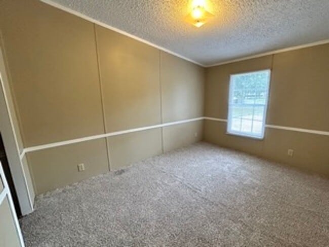 Building Photo - 3 Bed 2 bath home for rent