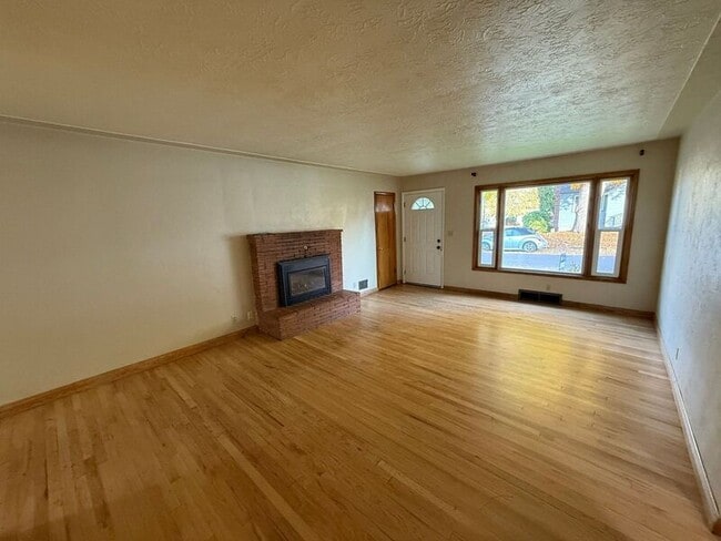 Primary Photo - 595 18th St NE