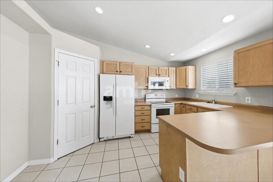 Building Photo - 5763 W Sunbright Ln