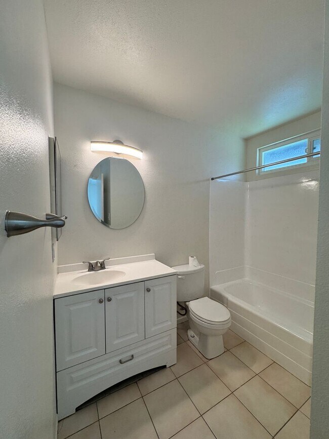 Building Photo - 2210-2212 E Avalon Ave