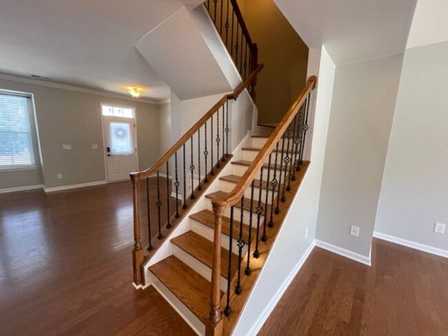 Building Photo - A gorgeous townhome available in Kitts Creek