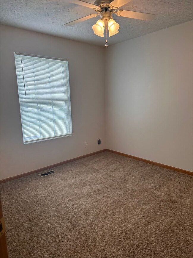 Building Photo - Three bedroom 3 bathroom in popular Bellevue