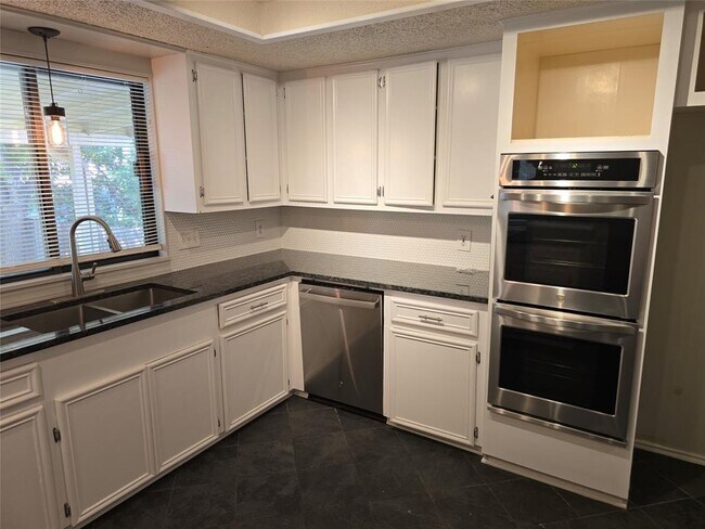 Building Photo - 402 Greenwood Dr