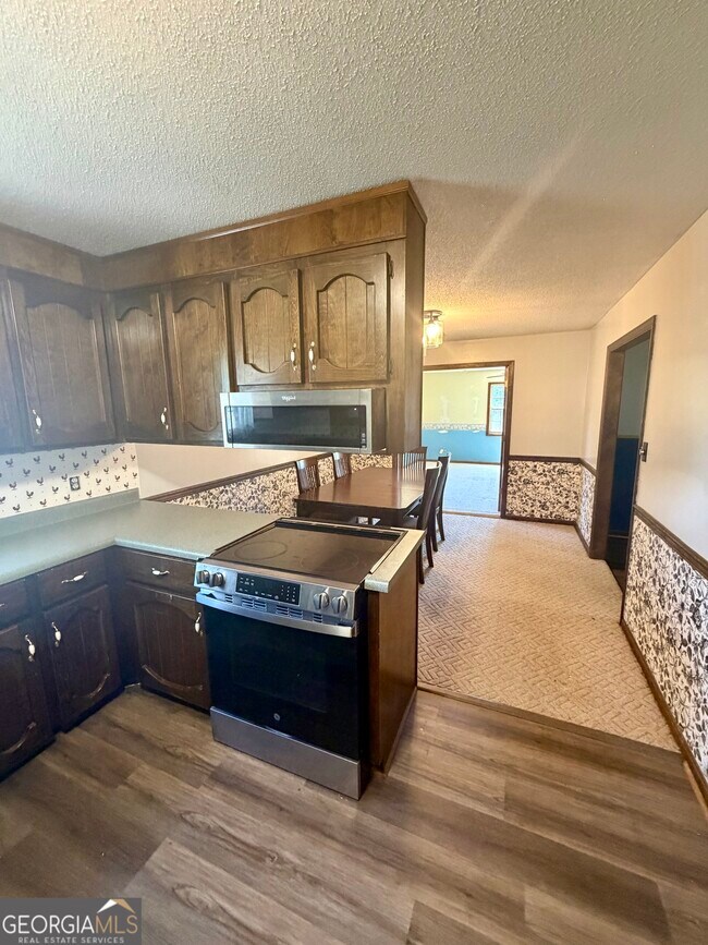 Building Photo - 131 Foxwood Cir