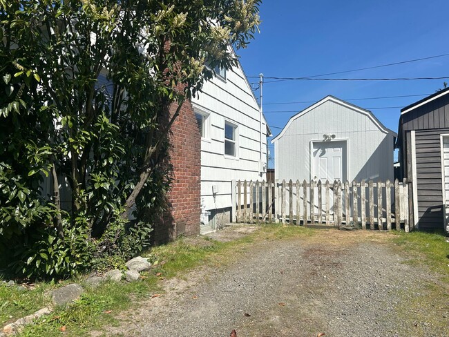 Building Photo - Stunning 2 bd 1 ba House with a basement a...