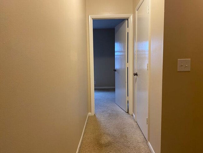 Building Photo - Large 2 Bed 2.5 Bath Apt in Green Hills - ...