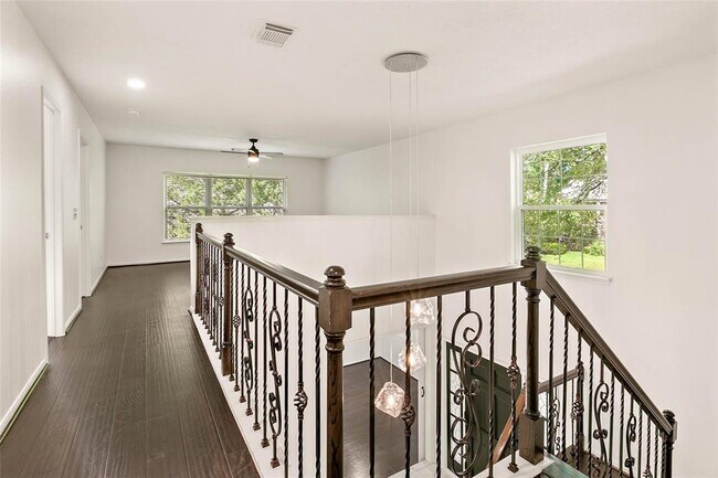 Building Photo - 304 E Golden Arrow Cir
