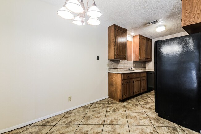 Building Photo - Charming 2BR/1BA Sherman Townhome with Private Fenced Backyard – Move-In Ready