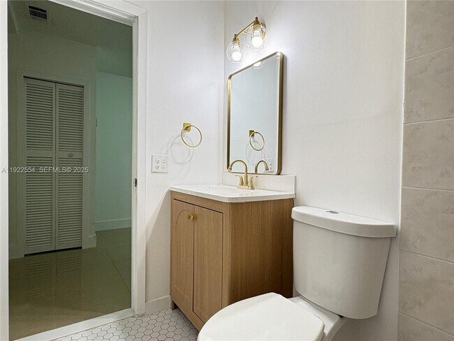 Building Photo - 527 SW 9th Ave