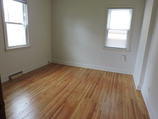 Building Photo - 2 bedroom, 1 bath house