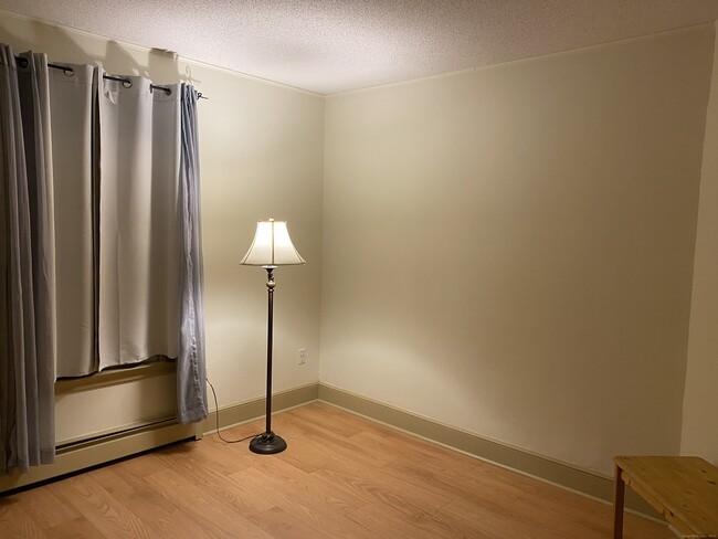 Building Photo - 421 Main St