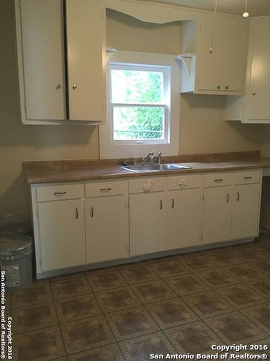 Building Photo - *COMING SOON* Charming Cottage Retreat with Fenced Yard!