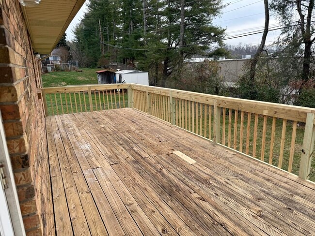 Building Photo - 303 Robin Dr