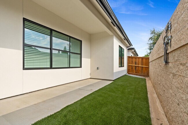 Building Photo - 2806 E Alluvial Ave