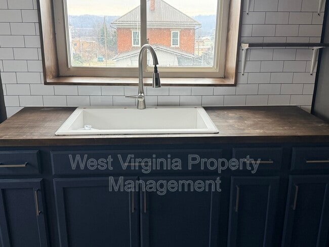 Building Photo - 304 N 3rd St