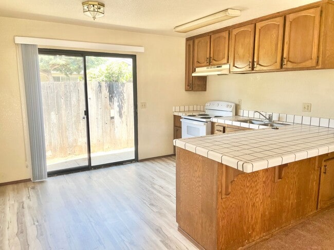 Building Photo - MUST SEE!! One Bedroom One Bath Duplex In ...