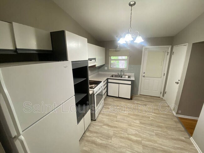 Building Photo - 2045 Thunderbird Ave