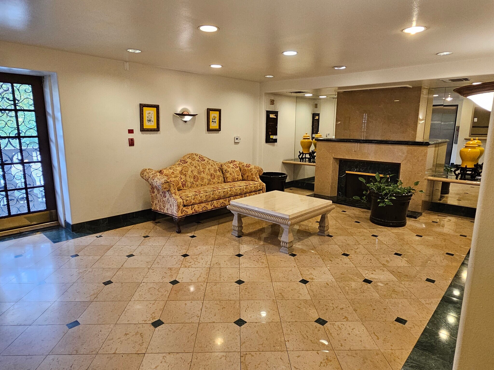 Building Photo - 390 S Sepulveda Blvd